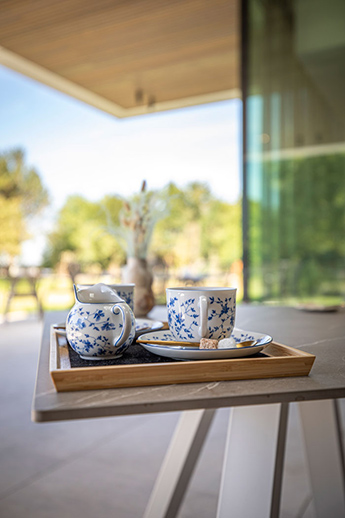 Dégustation de thé sur terrasse ensoleillée à Arlon