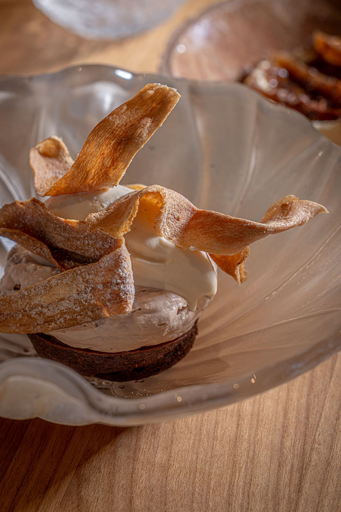 En crémeux, biscuit, râpé, panais caramélisés, glace parfumée au clou de girofle, pralin, chips